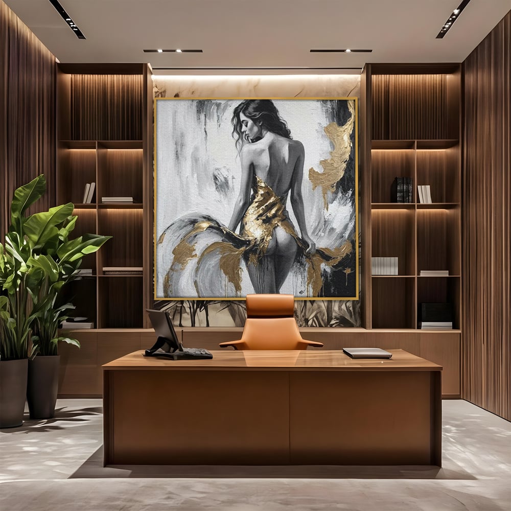 Tablou canvas cu tablou canvas cu silueta de femeie, in rama de aluminiu auriu, pe perete intr-un birou